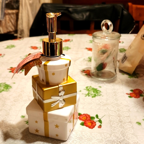 Other - NWT FROSTED VANILLA 🎄